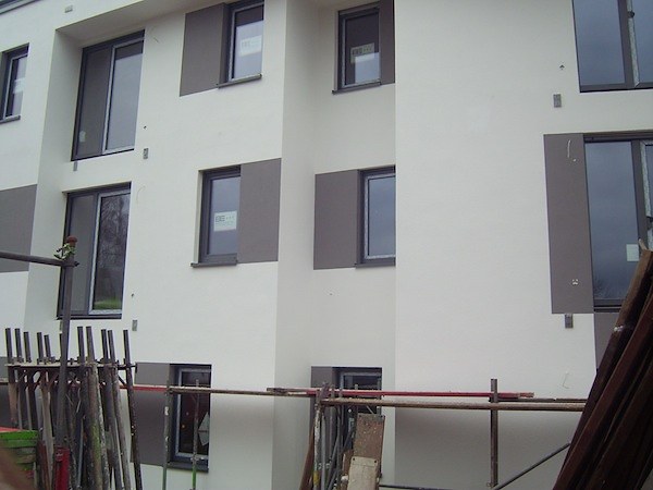 Neubau modernes Mehrfamilienhaus